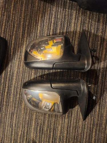 1999-2002 Chevrolet Silverado 1500 Chrome Left and Right Mirror OEM:15179829