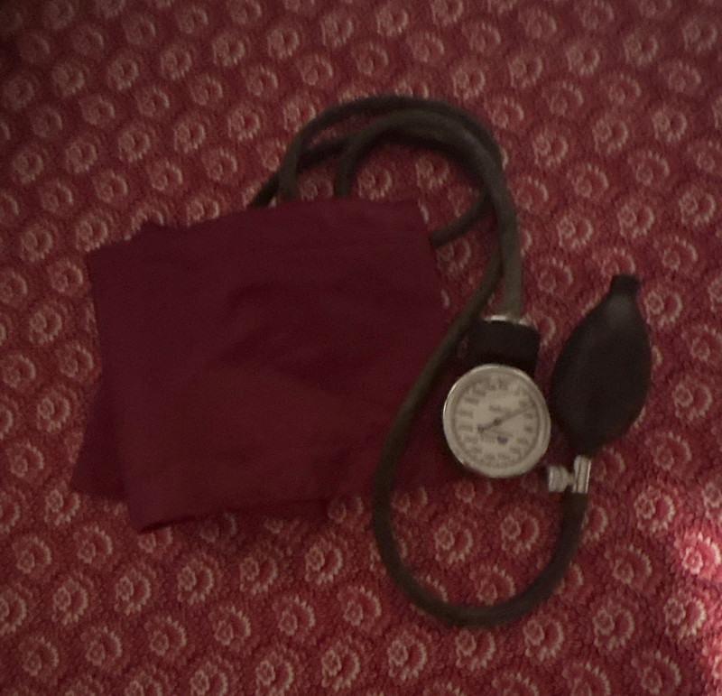 Aneroid Analog Blood Pressure Testing Cuff w/ Inflation Bulb & Pressure Gauge