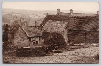 RPPC unbekannte ländliche Bauernhofszene, Steingebäude, Heuhaufen, Edwardian RP