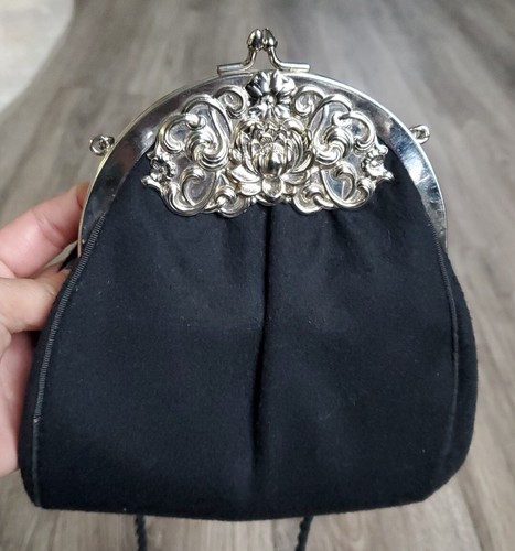 Bolso negro vintage con diseño plateado único. - Imagen 4 de 7