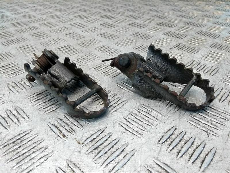 すずき Suzuki RM 85 (2003) Pair Of Riders Pegs #18 | eBay