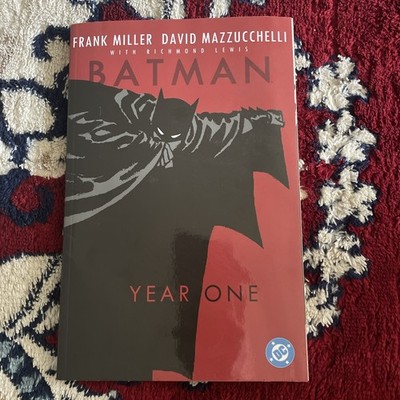Batman: Year One by Frank Miller, David Mazzucchelli - 9781401207526