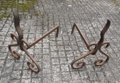 Paire De Chenets Anciens En Fer Forgé Pour Cheminée - Style Brut, à Nettoyer