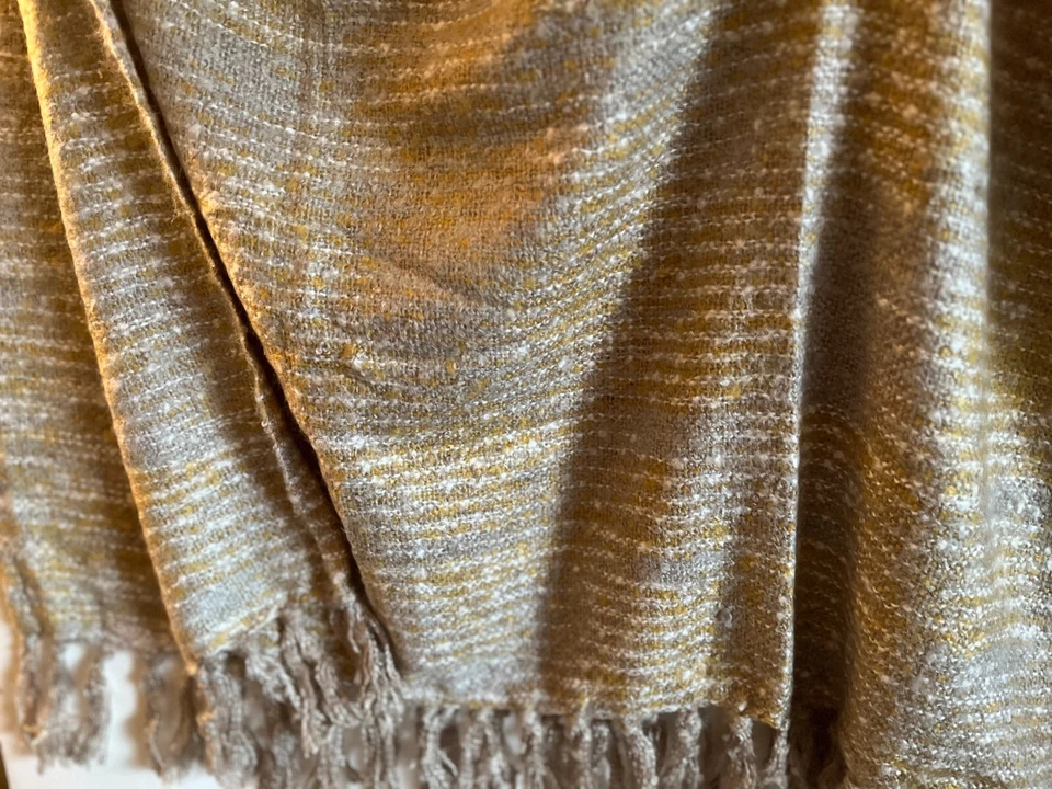 Mantón manta West Elm 44 in X 56 in beige tejido con flecos silencioso de lujo Foto 2 de 4