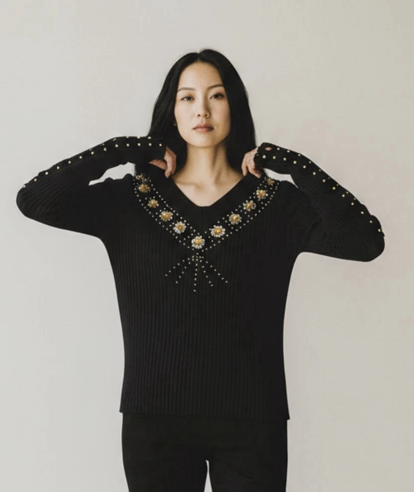 Nuevo suéter ajustado adornado con cuello en V con adornos dorados mangas largas Foto 3 de 4