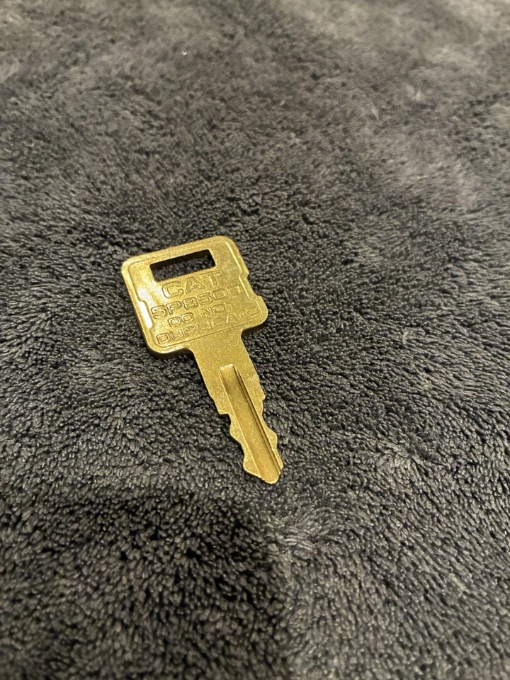 Nuevo de Lote Antiguo Gato Oruga Latón Llave 5P8500 Bloque C Logo Nuevo Equipo Pesado Foto 2 de 3