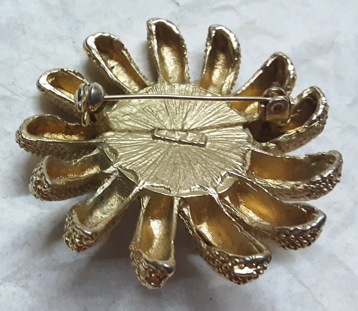 broche bijou vintage or de tolède gravé relief déco perle blanche nacrée * 5080