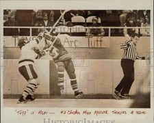 1975 Press Photo Charlotte Checkers hockey player Mike Keeler tussles with foe