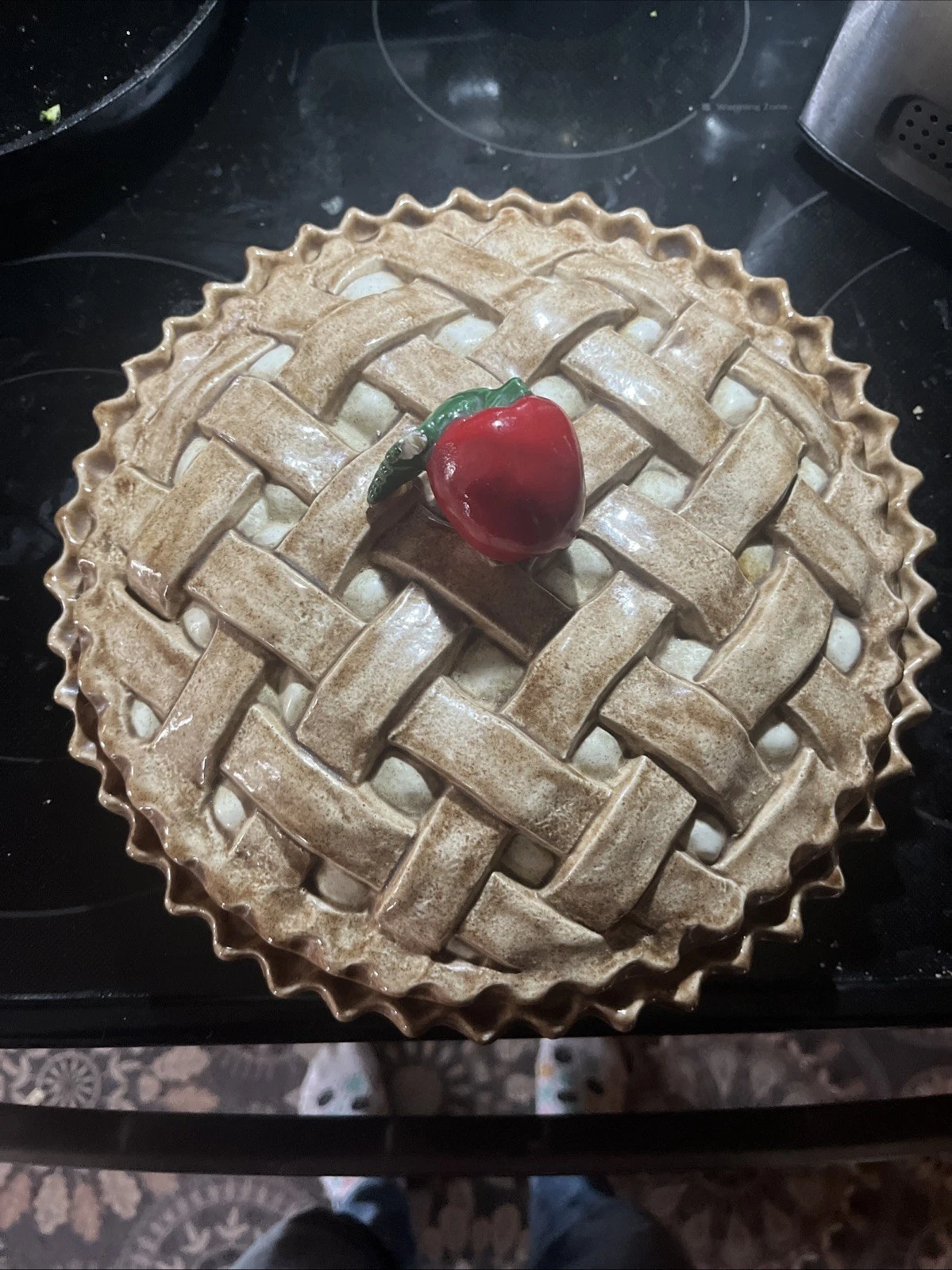 Ceramic Round Pie Dish with Lattice Lid and Apple Decoration, Two-Piece Set