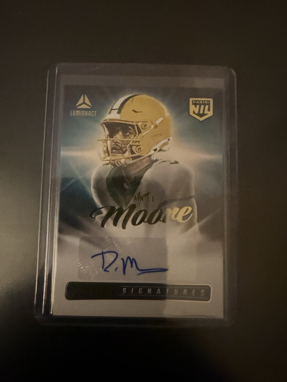 2025 Panini Luminance - Future Signatures Nil Dante Moore #NIL-DME (AU, RC)