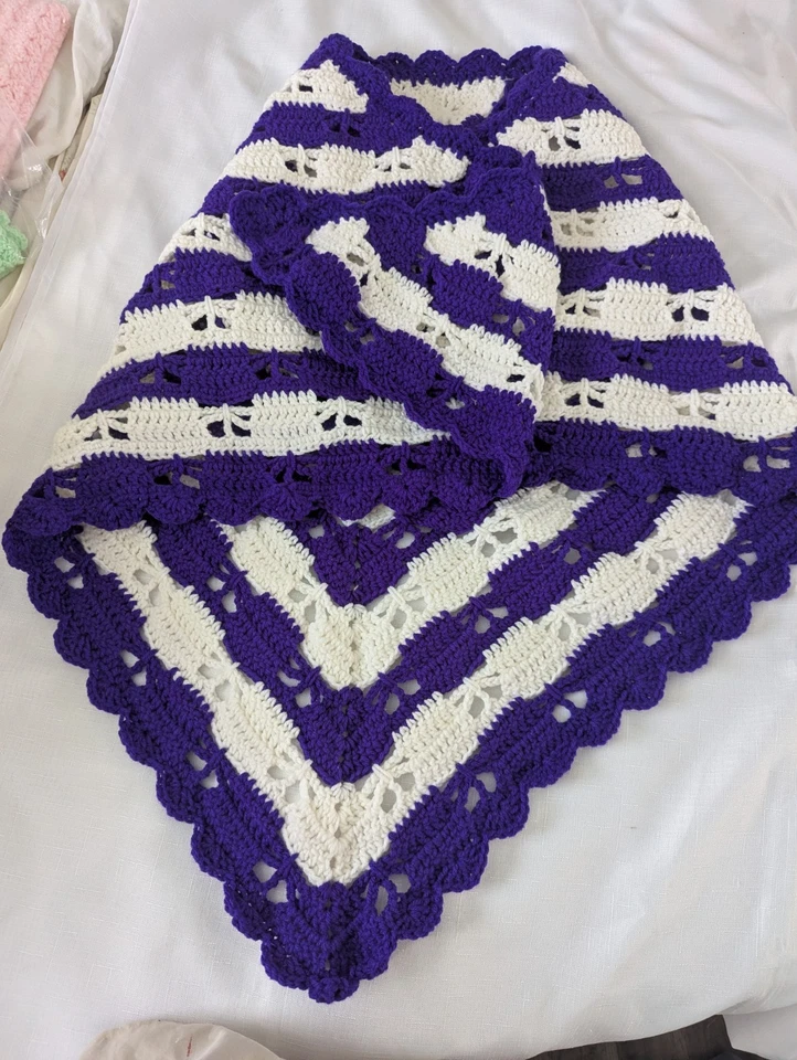 Mantón blanco y amatista patrón mariposa ganchillo a mano 61 x 35 Foto 2 de 3