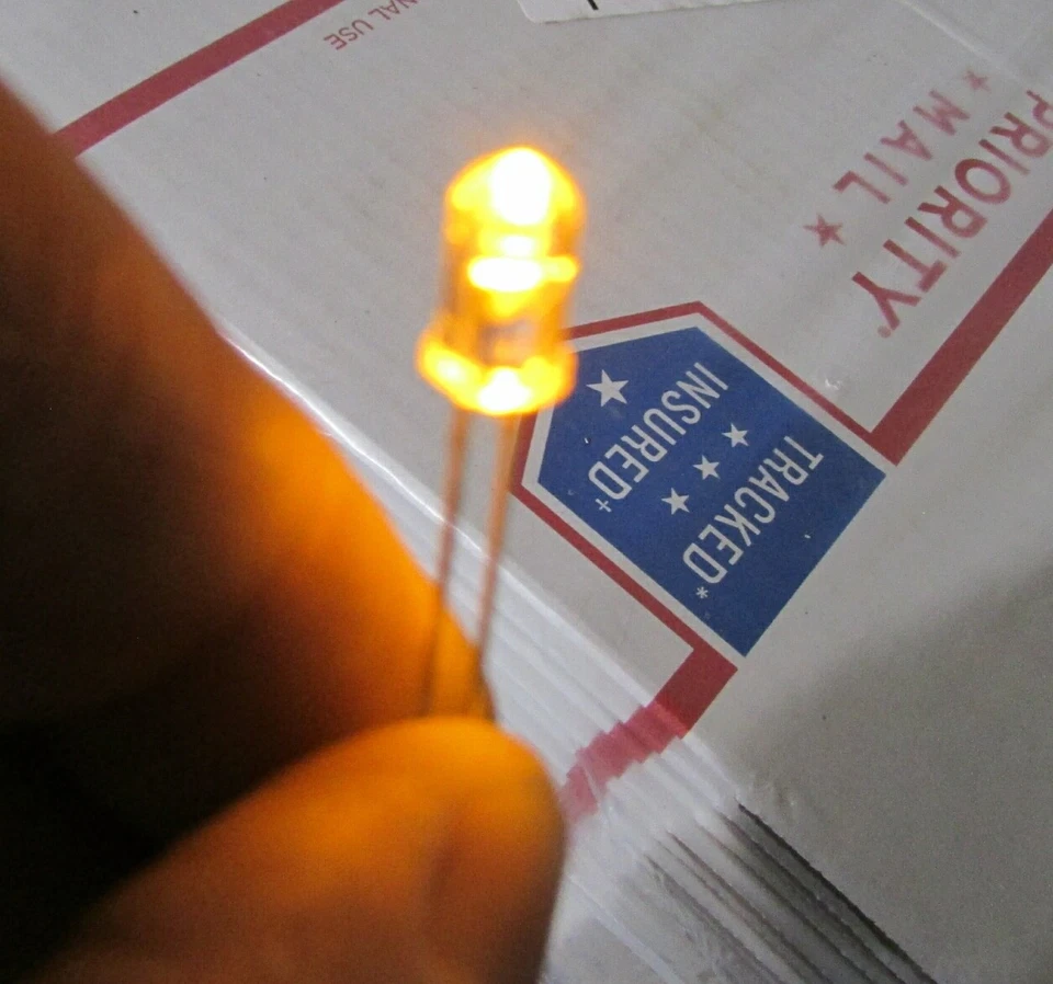 Lote 50 Lentes Transparentes Ámbar-Amarillo Luz T-1-3/4 (5MM) 2.5V LEDs 1500MCD MVL-514UYL Foto 3 de 4