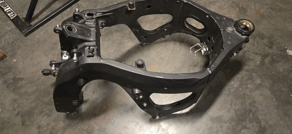 06-07 Suzuki GSXR600 GSXR 600 Main Frame Chassis OEM STRAIGHT No WRECK 2006 2007 - Image 2 of 4