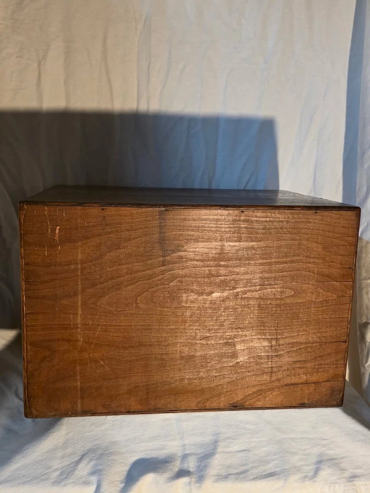 Антикварный картотечный шкаф из тигрового дуба с 4 ящиками — эпохи библиотечного бюро — ящики с ласточкиним хвостом - Изображение 2 из 4