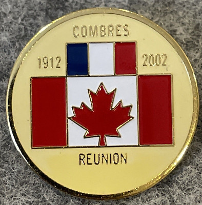Canadian Flag French Combres Reunion Maple Leaf Canada 2002 Vintage Lapel Pin