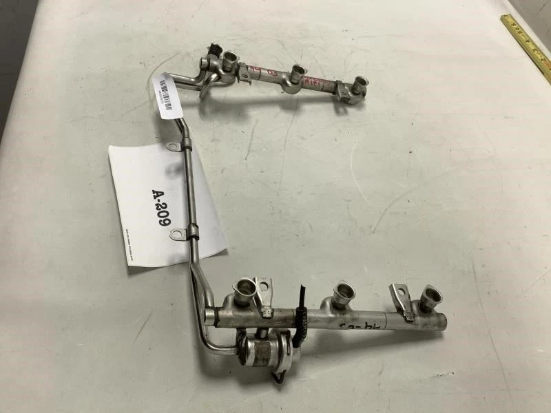 Audi A4 2003 3,0 L V6 carril inyector de combustible Foto 3 de 4