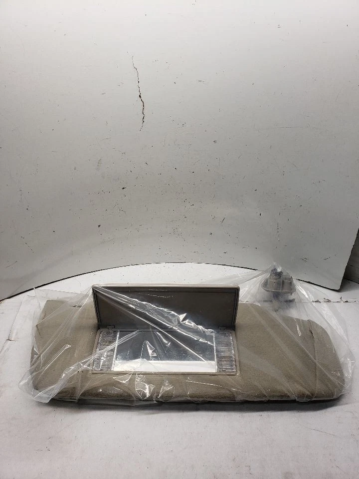 Passenger Sun Visor Illuminated Fits 04-05 AVALANCHE 1500 1394377 - Image 2 of 4