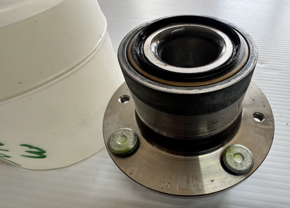 PIEZA BUJE RUEDA TRASERA ORIGINAL MAZDA #B455-26-15XA Foto 2 de 4