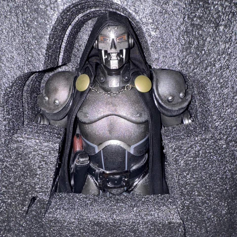 Figura de acción grande Doctor Doom Marvel - Stealth Edition 3A Foto 4 de 4