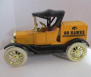 Iowa-Hawkeye-Ertl-Bank-1-25-Ford-Runabout-1918-Die-Cast-Metal-Coin-Bank
