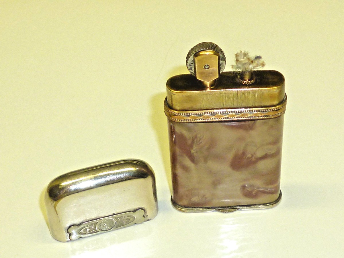 Ancien briquet à gaz rechargeable Rosetta vintage collection rétro