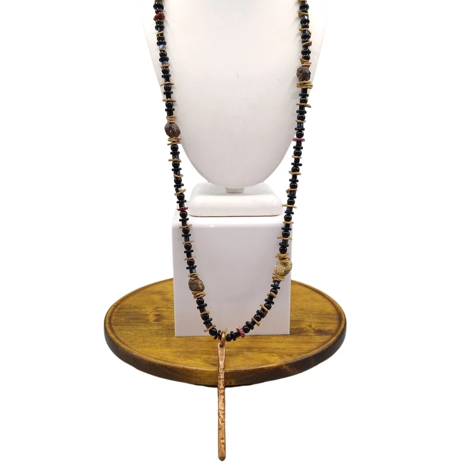 Collar EN VIVO con Colgante de Cobre, Cuentas de Ónix Negro, Piedras Preciosas Crudas y Rebanadas Foto 2 de 4