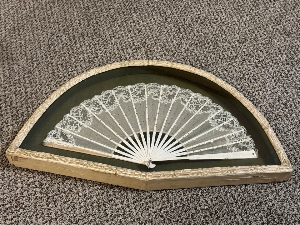 Antiguo abanico de seda blanco de exportación china del siglo XIX en marco con percha 22 1/2" Foto 2 de 4