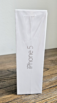 NIB* *RARE iOS 6* Apple iPhone 5 - 32GB - White & Silver (Unlocked