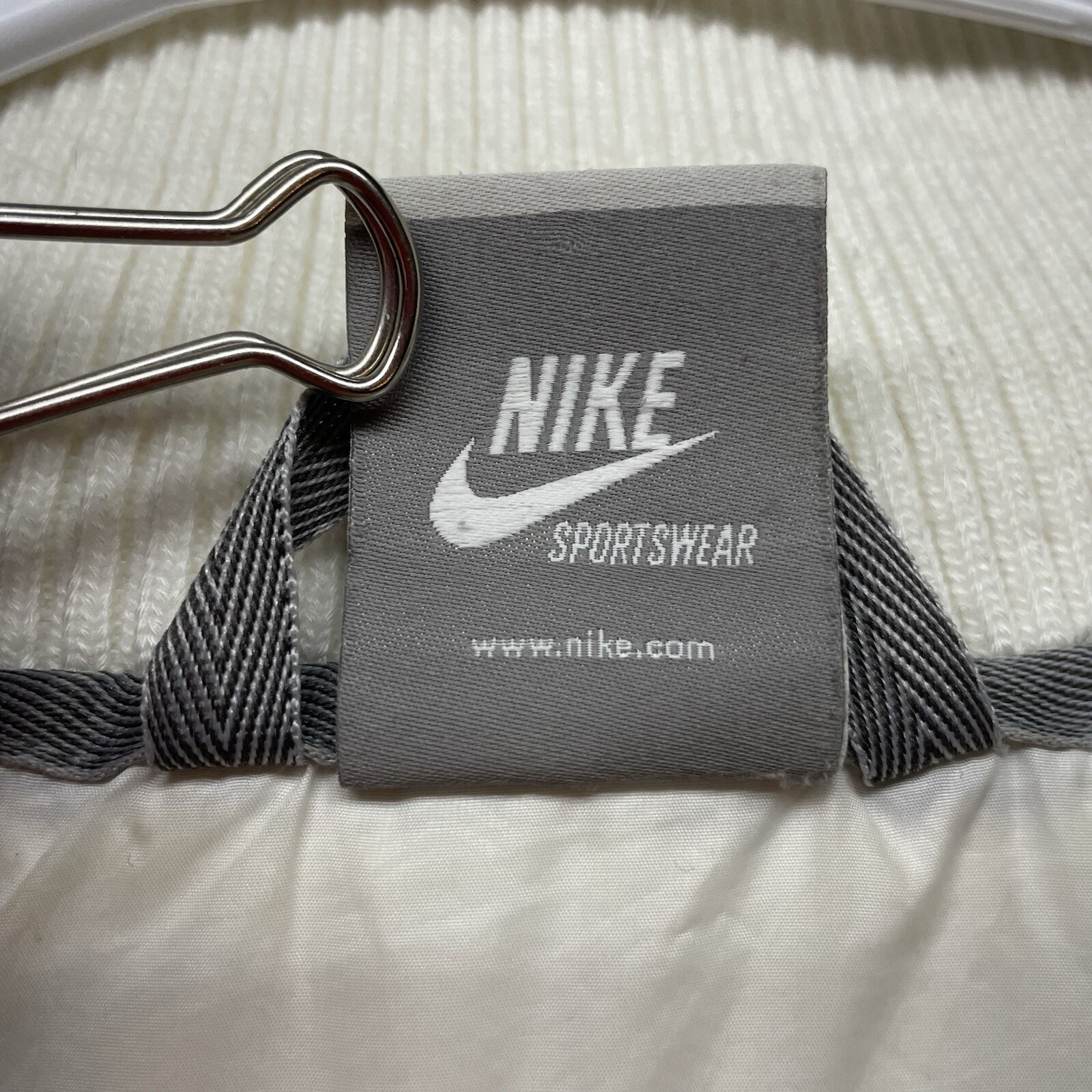 SACAI X NIKE Nike donna 550 piumino d'anatra puffer jacket con cappuccio bianco taglia media *macchie minori