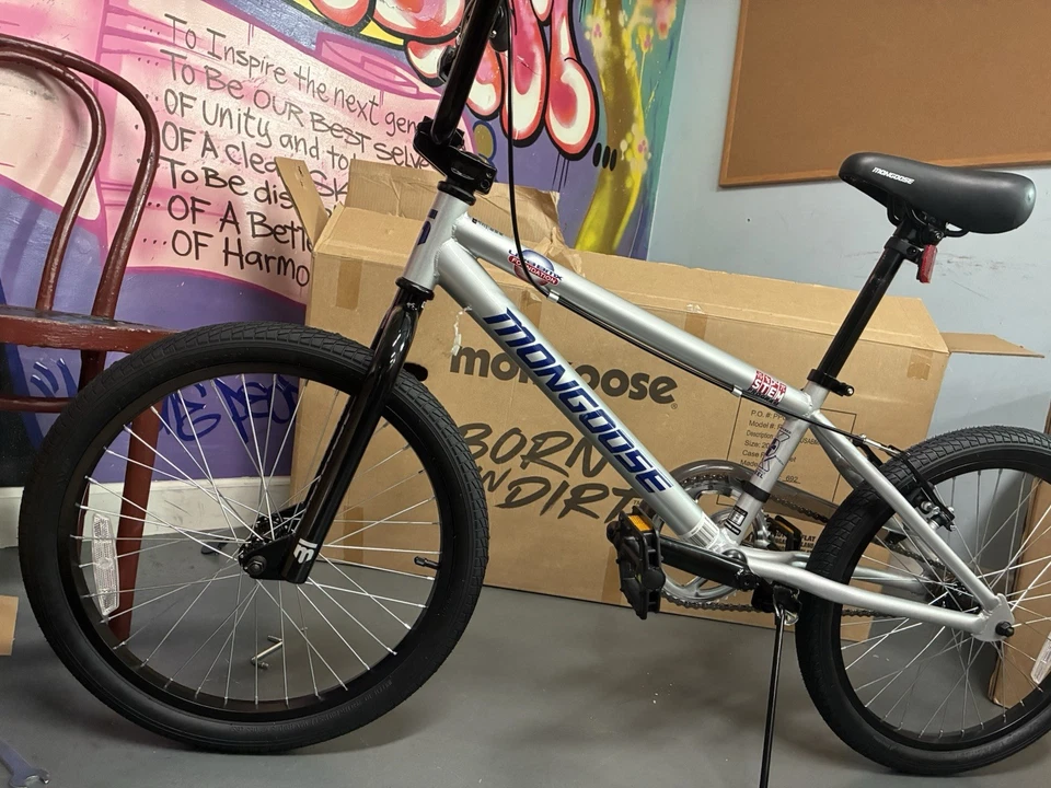 Bicicleta BMX Mongoose Brawler 20 pulgadas - Negra Foto 3 de 4