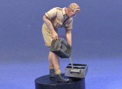 Resicast 1/35 British Sodier Pouring Petrol from Flimsy North Africa WWII 355648