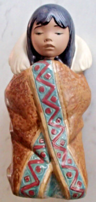 Lladro 2156 ''Arctic Winter'' Eskimo Inuit Girl in Fur Coat GRES - MWOB, RV$245
