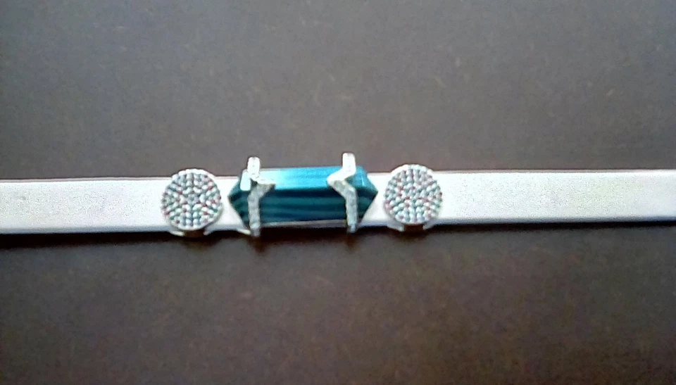 Pulsera Colectiva KEEP - Banda de cuero dorado con (3) dijes Foto 2 de 2