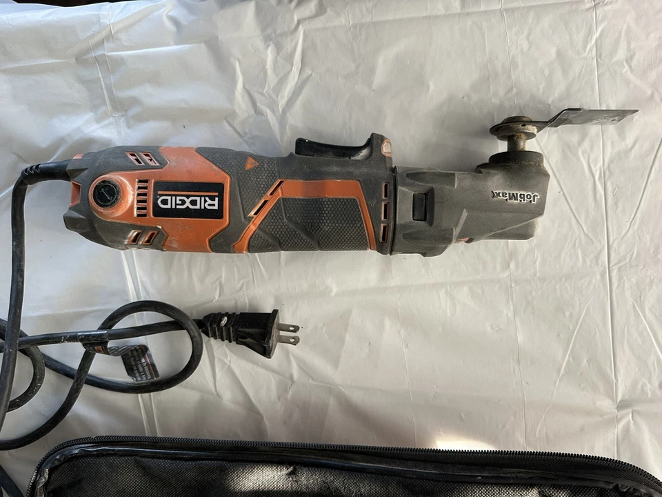 Multiherramienta oscilante con cable RIDGID R2850 3 amperios (con cable) usada con estuche Foto 2 de 4