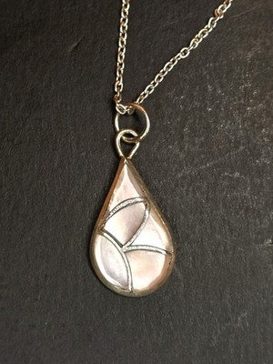 Mother of Pearl Pear-Shaped Teardrop 925 Sterling Silver Pendant and 18'' Chain