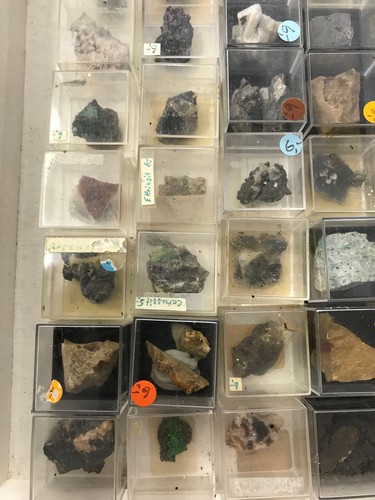 Kleine Sammlung mit Mineralien in Dosen, beschriftet, aus aller Welt (Dos52) - Bild 3 von 17