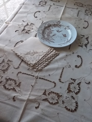VINTAGE ALTER BESTAND BESTICKTE DURCHBROCHENE ITALIENISCHE LEINENTISCHDECKE & SERVIETTEN