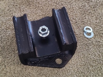 ハーツユニホーム115 69-71 Datsun 240Z Series I R180 Differential Carrier Insulator
