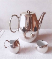 Versilberte Kaffeekanne mit Zuckerdose und Sahnek&auml;nnchen