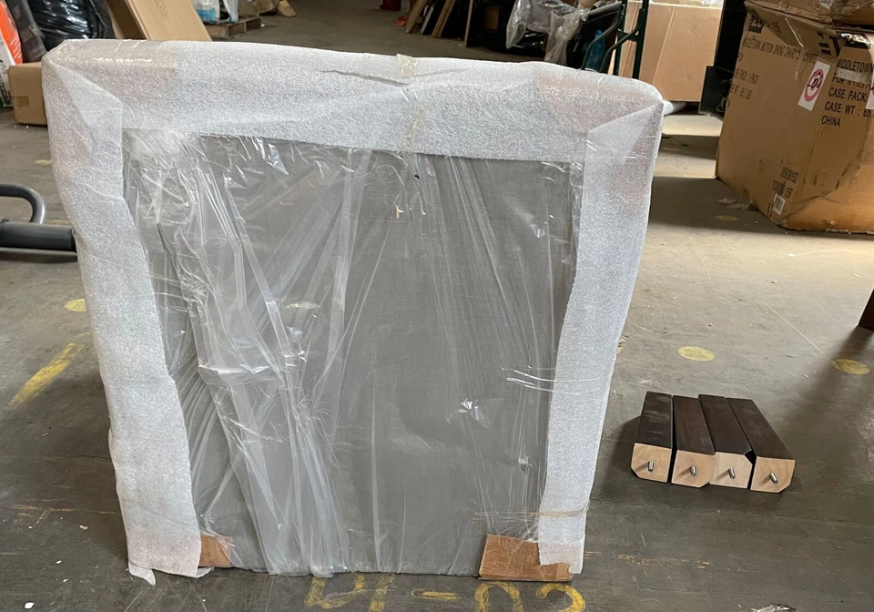 Silla con brazo acolchado Skyline Furniture en terciopelo gris claro - RECOGER EN NJ Foto 2 de 4