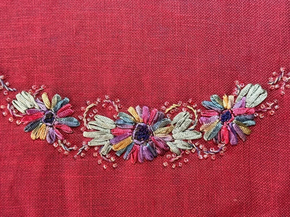 BRODERIE A INCRUSTER  - BRODERIE RUBAN ET PERLES sur lin rouge - Photo 2/3