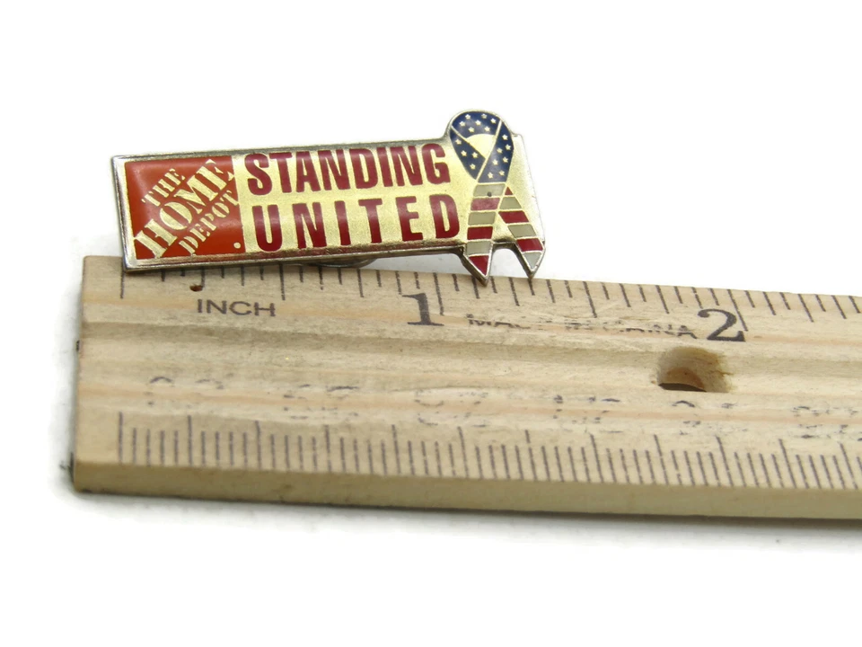 Broche The Home Depot em pé fita bandeira dos EUA e tom dourado - Imagem 4 de 4