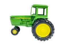  66 Ertl John Deere Narrow Front Tractor w/Sound Gard Body  Die Cast 1:32
