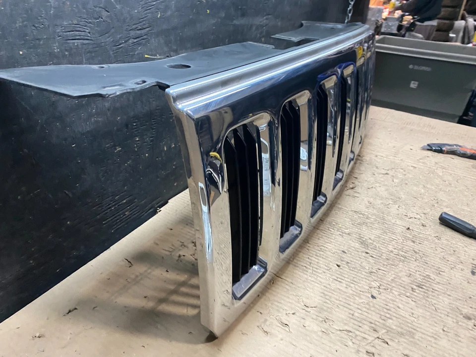 Jeep Commander 2006 a 2010 parrilla superior delantera OEM V4354 GD Foto 3 de 4