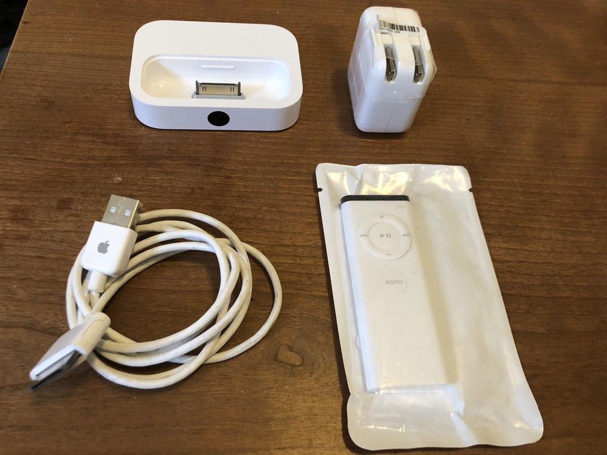 Apple iPod Universal Dock. Model A1153 with New remote, Sync cable