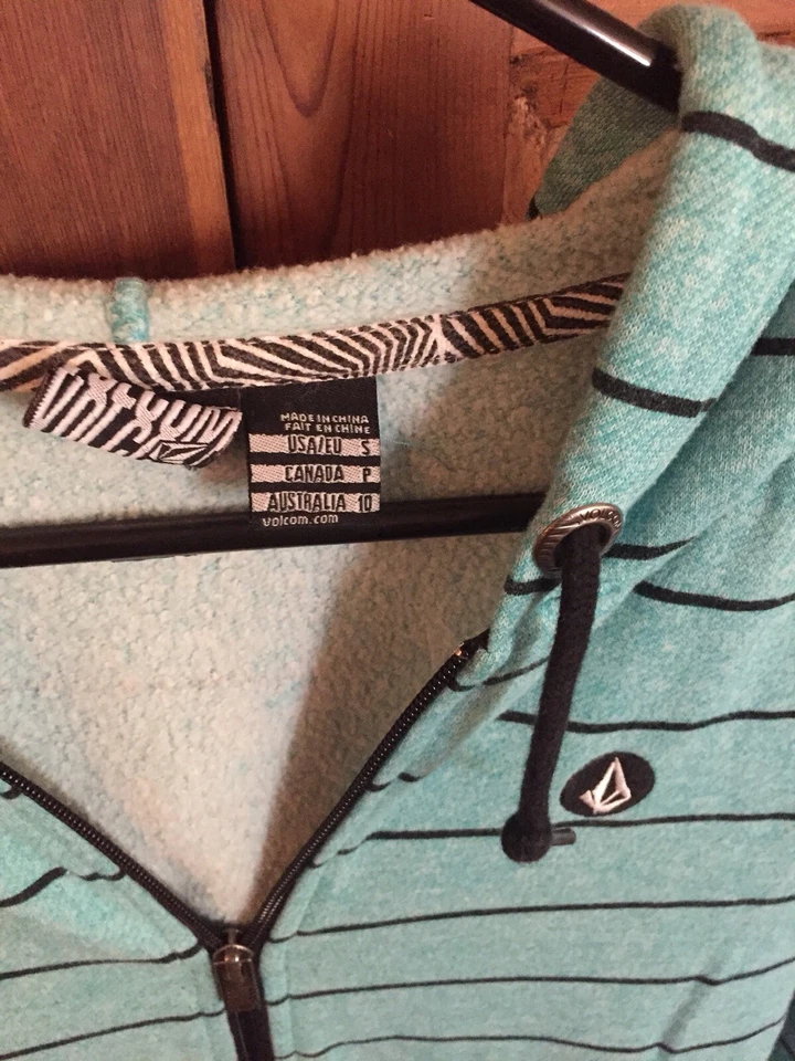 Womens/Juniors Volcom Sweater With Zipper Size S - Image 2 of 4