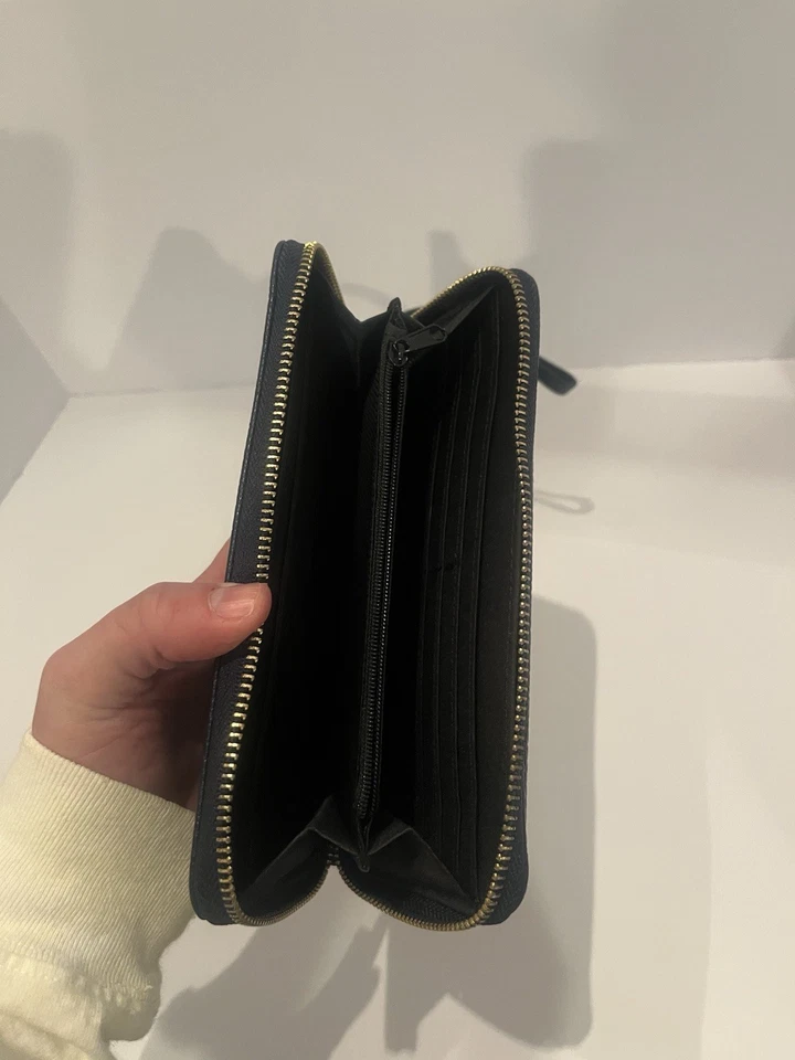 Бумажник Tahari синий тройного сложения с круговой молнией и ремешком на запястье - Изображение 3 из 4