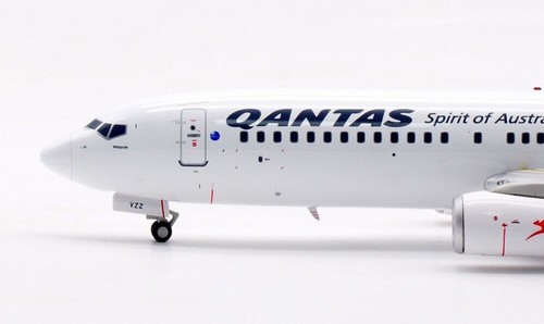 BOEING 737-838 QANTAS REG: VH-VZZ WITH STAND - INFLIGHT 200 IF738QF0324 1/200 - Picture 8 of 13