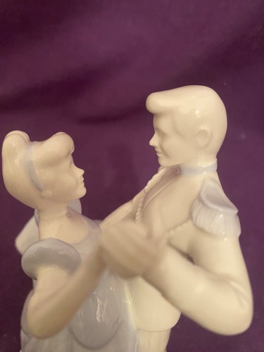 De colección Disney Cenicienta y Príncipe Felipe Dancing Bone China Wedgwood Inglaterra - Imagen 8 de 10