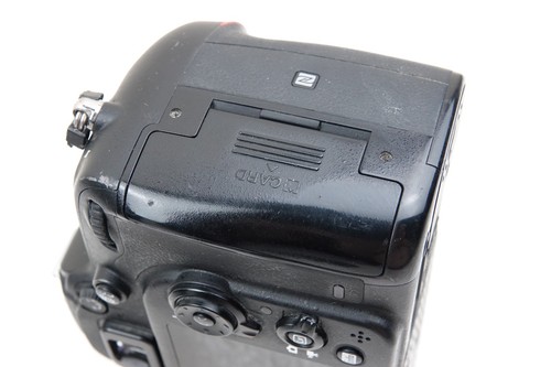 NIKON D7200 DIGITAL SLR CAMERA BODY - WORKING, BUT DAMAGED LCD - WORN CONDITION - Picture 11 of 14
